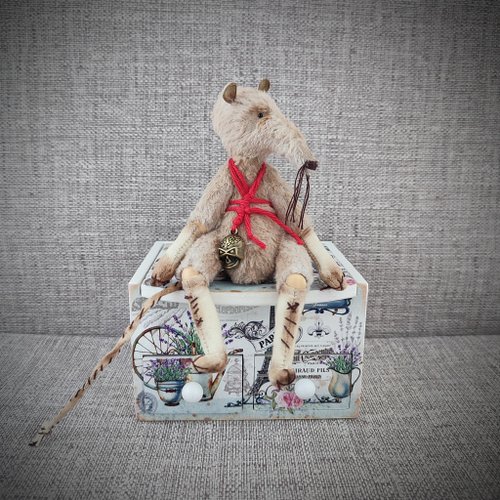 ネズミ人形 不気味なネズミ。ベージュのネズミ人形。ゴシックラットの置物。手作り