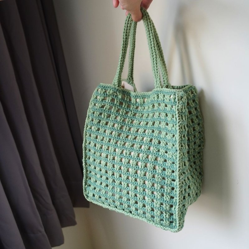 Checkered handbag/milk cotton/two-color hand-knitted crocheted bag handbag with lining - กระเป๋าถือ - ผ้าฝ้าย/ผ้าลินิน สีเขียว