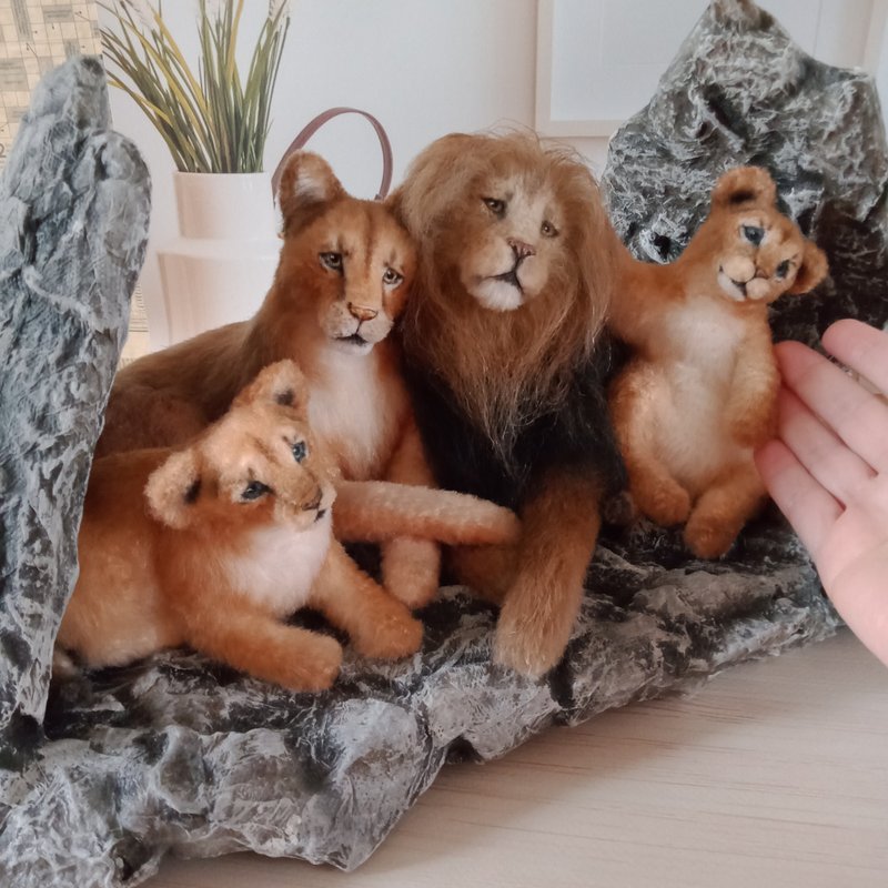 Miniature realistic crochet Lion family figurines on the Rocks - papier mache - 玩偶/公仔 - 環保材質 咖啡色