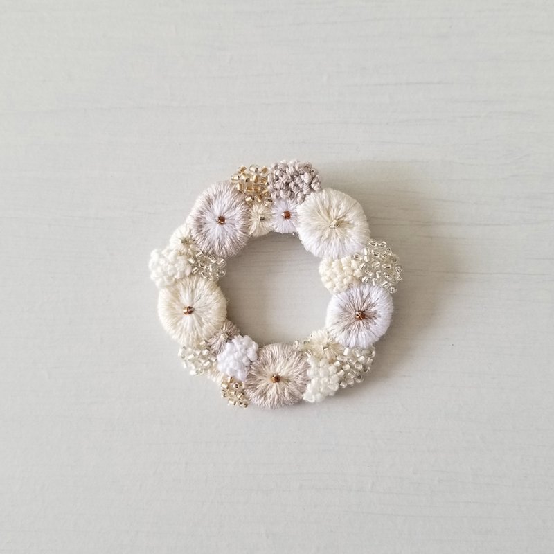 Thread Brooches White - Wreath Embroidered Brooch White