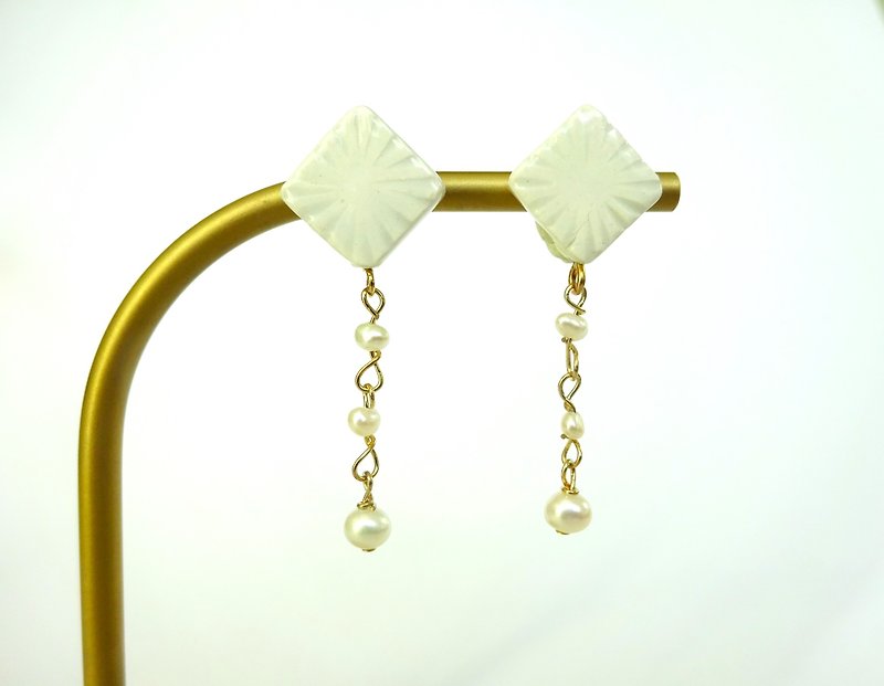 A pierce earring square with swaying carvings and freshwater pearls - ต่างหู - ดินเผา ขาว