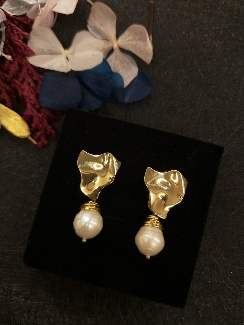 [18K gold / light luxury series] irregular art metal water drop pearl earrings earrings - ต่างหู - ไข่มุก สีทอง