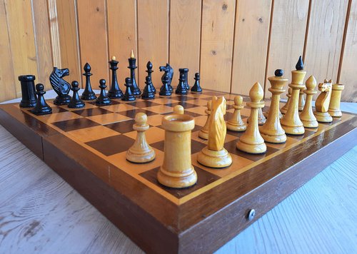 ソビエト木製チェスセット: 大きな折りたたみ式 45 cm チェス盤 + 1960 年代のビンテージ チェスの駒