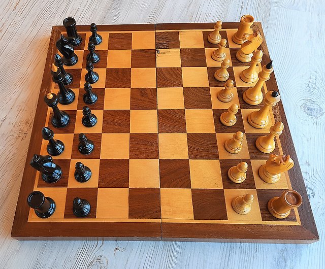 ソビエト木製チェスセット: 大きな折りたたみ式 45 cm チェス盤 + 1960