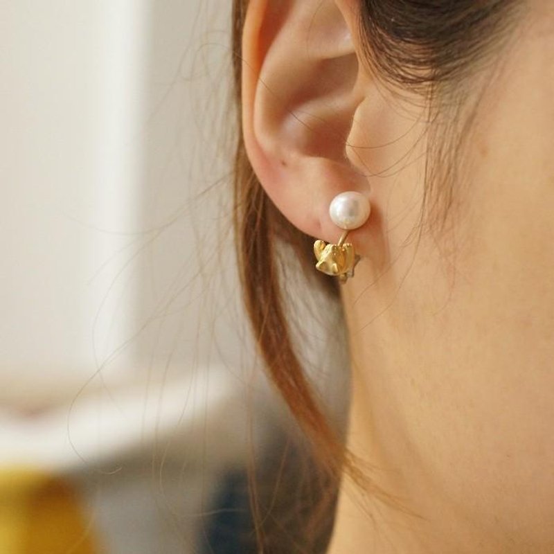 パールと猫のイヤリング　マットゴールド 片耳 - 耳環/耳夾 - 其他金屬 金色