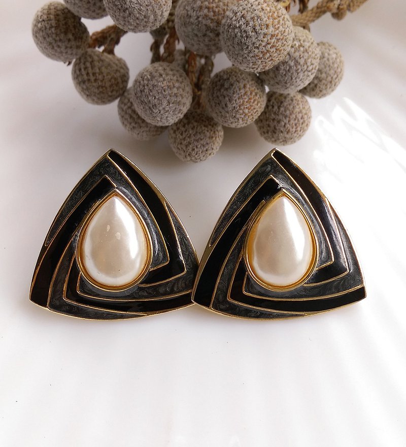 Western antique ornaments. Geometric ash enamel pin earrings - ต่างหู - โลหะ สีทอง