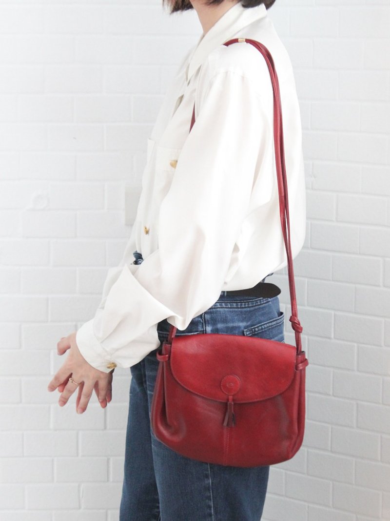 Retro European cute sweet jujube red shoulder bag side backpack antique second hand bag - กระเป๋าแมสเซนเจอร์ - หนังแท้ สีแดง
