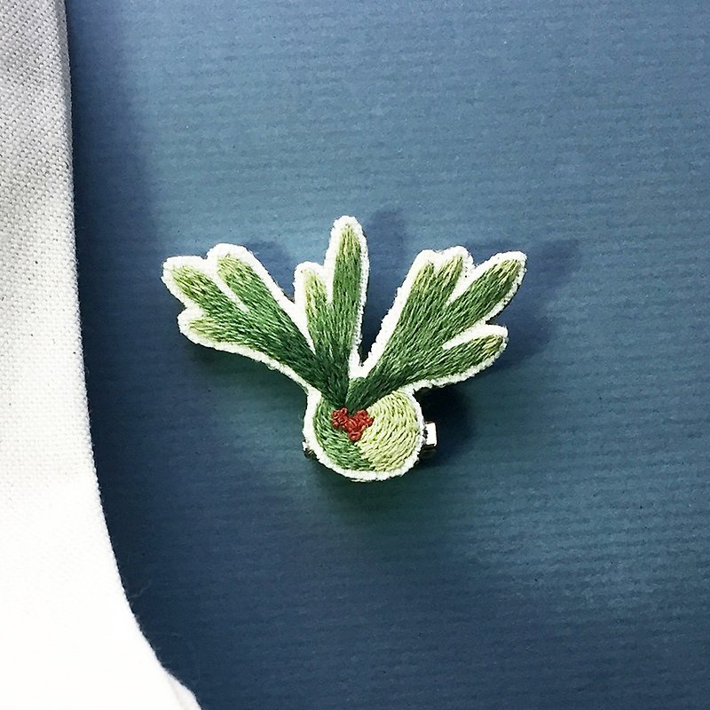 งานปัก เข็มกลัด สีเขียว - Mini hand-embroidered brooch/pin Elkhorn Fern