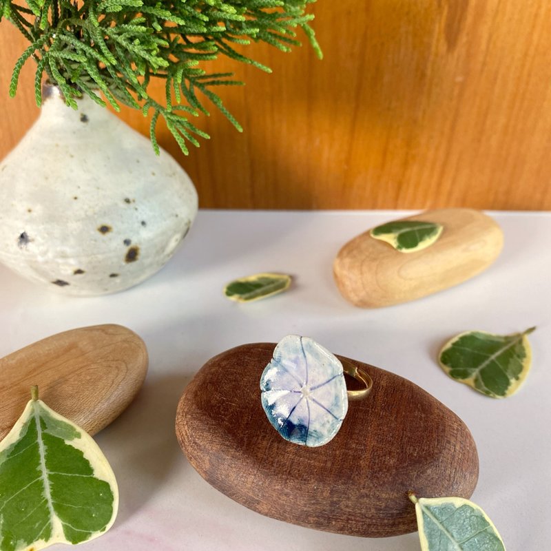 Flower Ring/ Ceramic / jewelry - 戒指 - 陶 白色