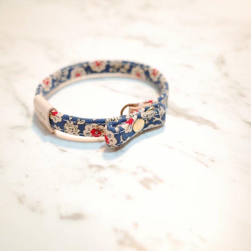 Cat small chop collar blue porcelain white flower with double-sided twist brand can be replaced with a patch on the back of the neck - ปลอกคอ - ผ้าฝ้าย/ผ้าลินิน 