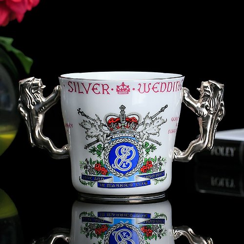 擎上閣裝飾藝術 英國製Royal Albert Paragon女王1972細緻骨瓷白金雙耳咖啡馬克杯