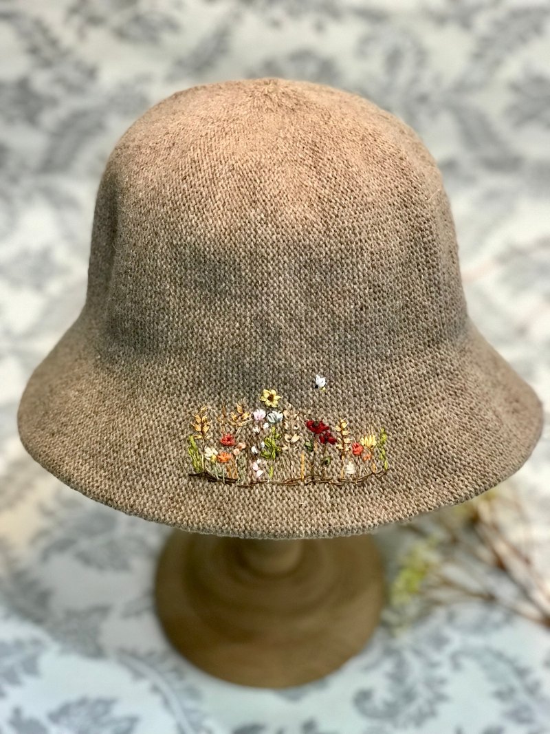 Original design hat new autumn and winter wool hand embroidered hat - หมวก - ขนแกะ สีกากี