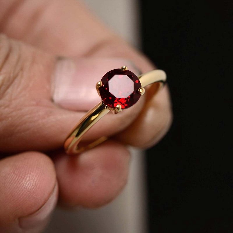 シルバーリング、シルバー、美しい赤いルビー 7 mm、14K メッキ、結婚指輪または誕生日リング。 - リング - スターリングシルバー レッド