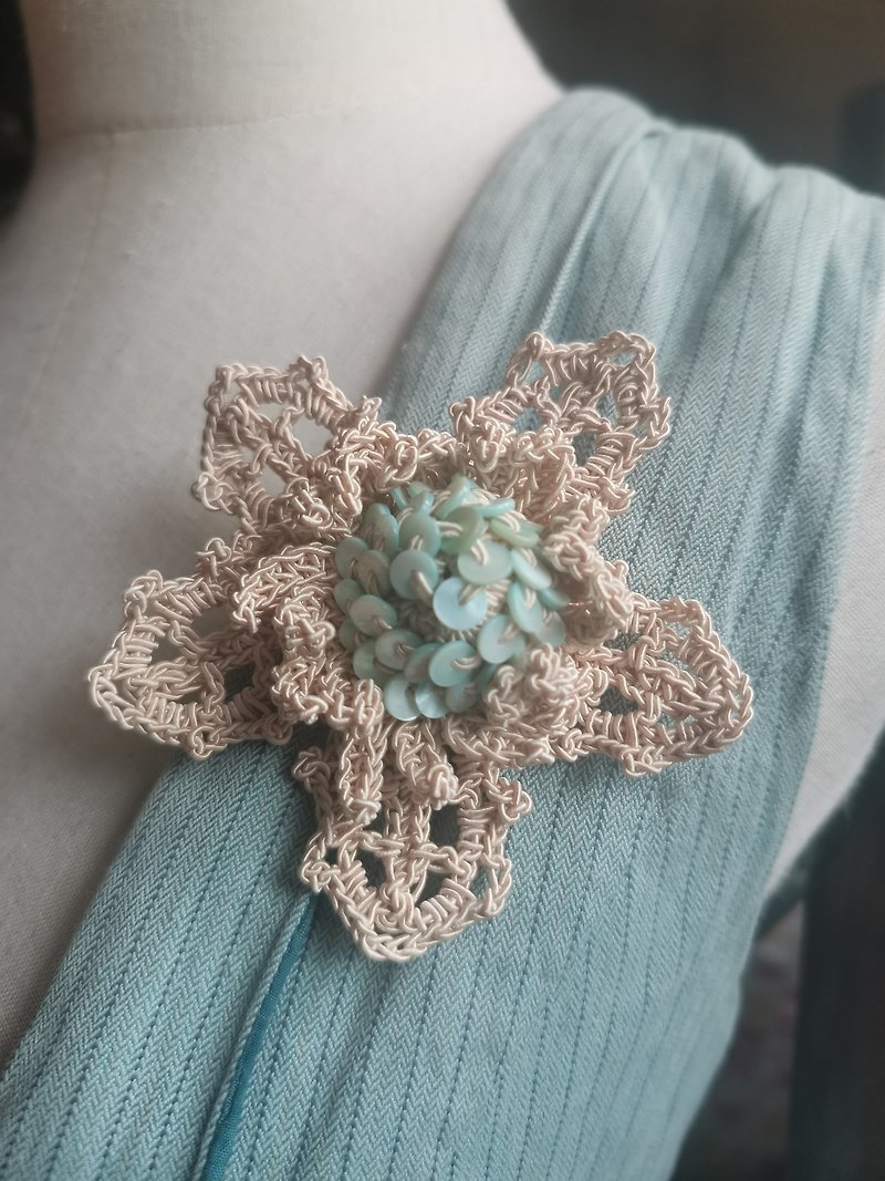 Handwoven flower brooch - Brooches - Cotton & Hemp White