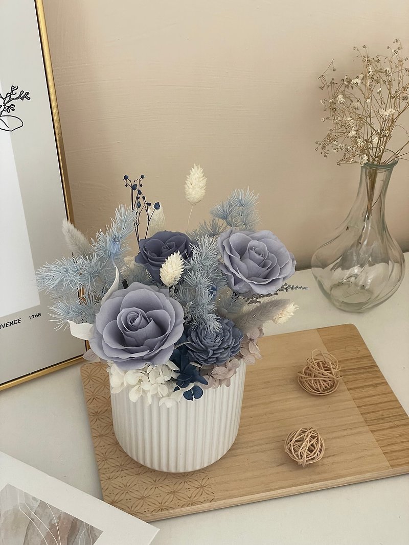 モランディブルーとグレーのテクスチャ ギフト テーブルの花 - ドライフラワー・ブーケ - 寄せ植え・花 ブルー