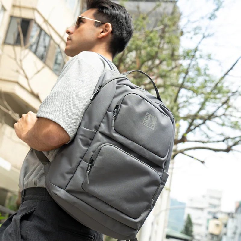 環保調色盤 超強旅行電腦包 Eco Primary Pilot3_RP 碳素灰 18L - 後背包/背包/書包 - 環保材質 灰色