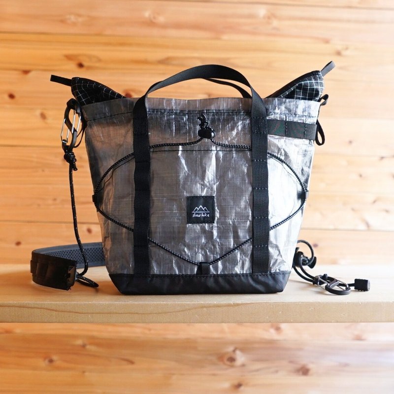 DCF・Black【ちびハイカーサコッシュ・S】/登山・ハイキング・キャンプ・フェス・アウトドア・ショルダーバッグ・トートバッグ・slowhike・防水・軽量 - 側背包/斜背包 - 環保材質 黑色