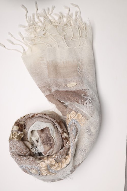 M31仙女星工作室 【母親節禮物】喀什米爾水煮羊毛手工刺繡圍巾披肩淺米白色三層紗