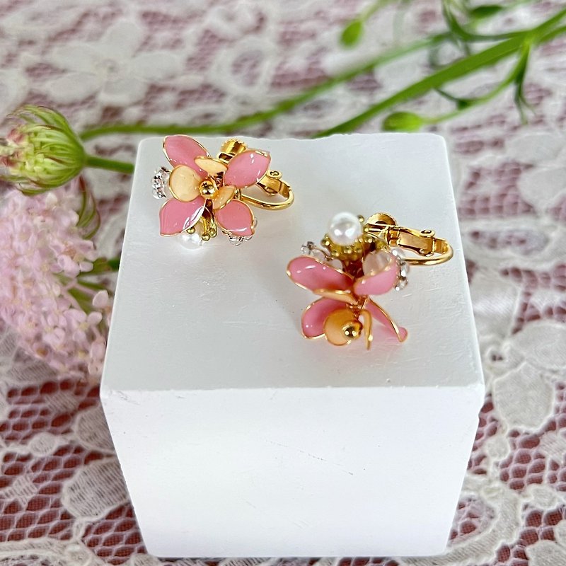 Earrings Butterfly Dance-Peach Powder UV Resin Earrings Handmade Jewelry - Earrings & Clip-ons - Resin Pink