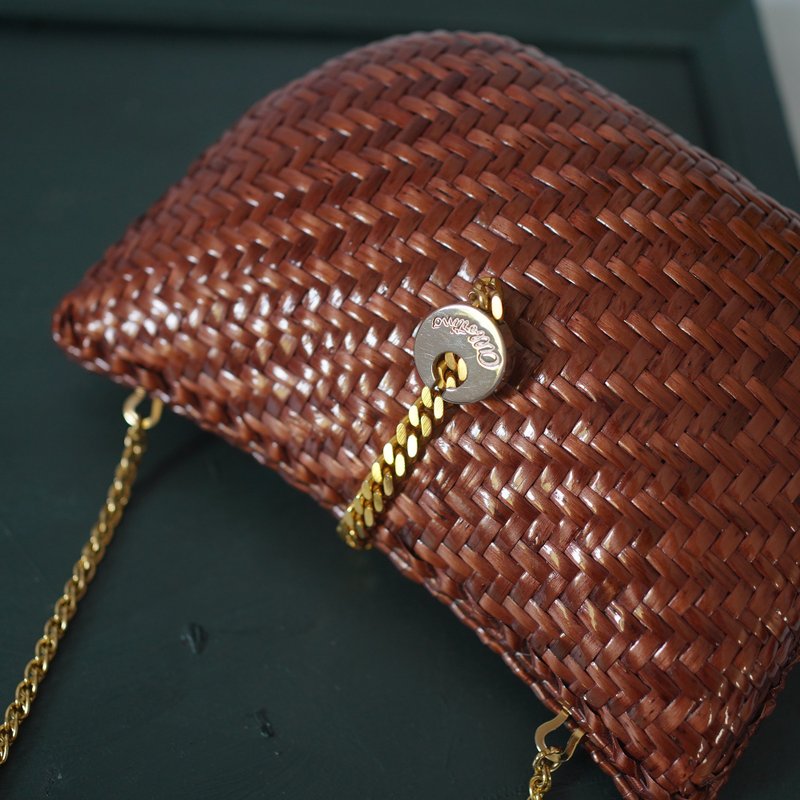 Brown rattan bag three-dimensional second-hand bag vintage antique bag - กระเป๋าแมสเซนเจอร์ - พืช/ดอกไม้ สีนำ้ตาล