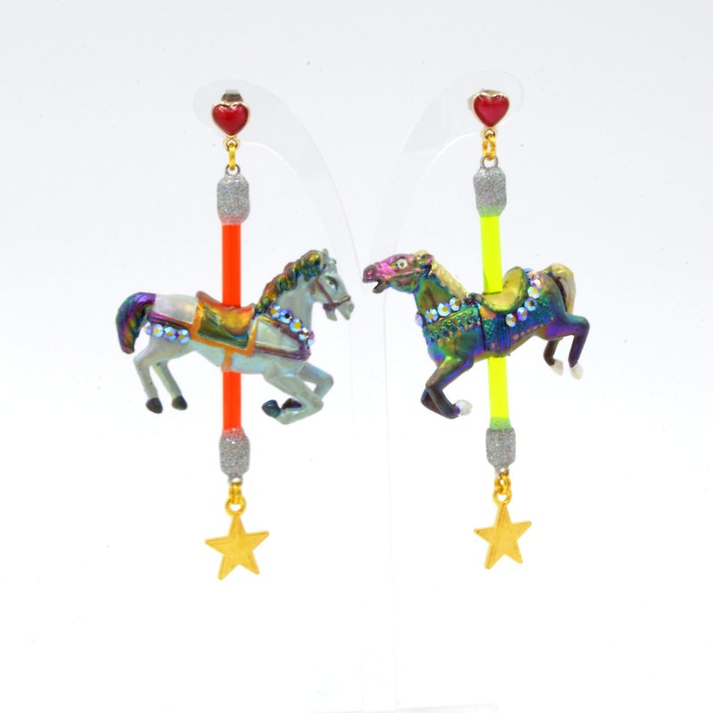 Symphony carousel earrings, ancient Trojan horse parts, modified Trojan horses on the pillars can move up and down - ต่างหู - พลาสติก หลากหลายสี