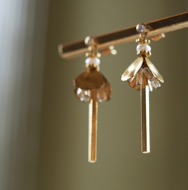 Transparent Bronze Flower Dangle Earrings - ต่างหู - โลหะ สีทอง