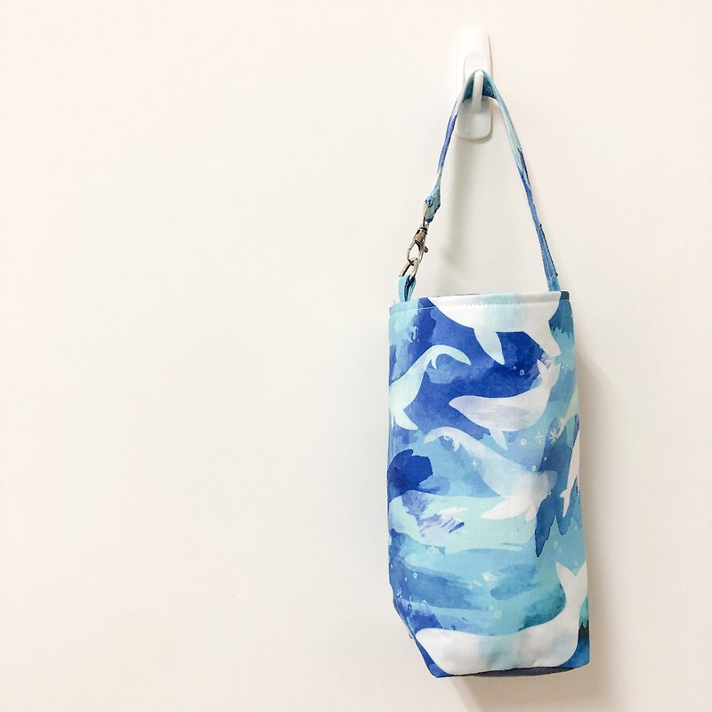 【雪花梨】汪洋 鯨魚 手工飲料提袋/ 散步小提袋/ 環保杯袋 - 其他 - 棉．麻 多色