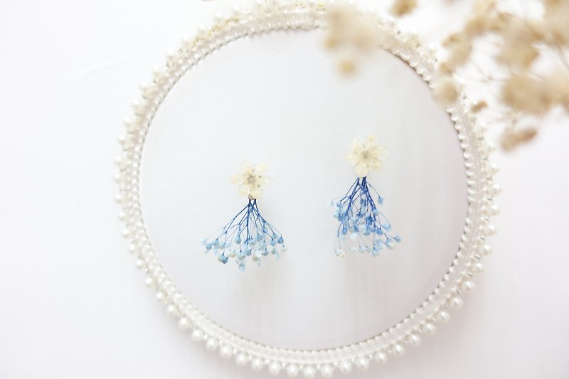 Snowy & babys breath sterling silver earrings - ต่างหู - พืช/ดอกไม้ สีน้ำเงิน