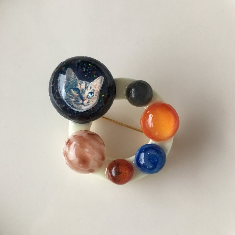 【男女共用】宇宙に浮かぶ猫と惑星のブローチ（ゴールドカラー） - 戒指 - 其他金屬 多色