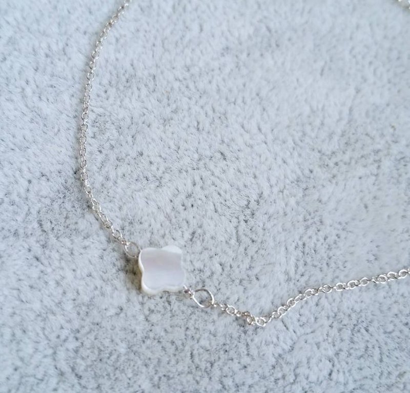 貝母四葉草 純銀手鍊 (鍊條為1mm粗) MOther pearl flower 925 silver bracelet - 手鍊/手環 - 其他材質 白色