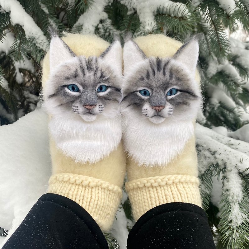 Unique handmade cat mittens. Warm woolen women's mittens with cats. Womens gift - ถุงมือ - ขนแกะ ขาว
