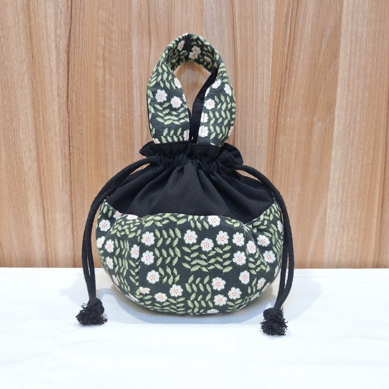 【MY HANDMADE】White Flower Round Bottom Drawstring Bag-Black - กระเป๋าถือ - ผ้าฝ้าย/ผ้าลินิน สีดำ