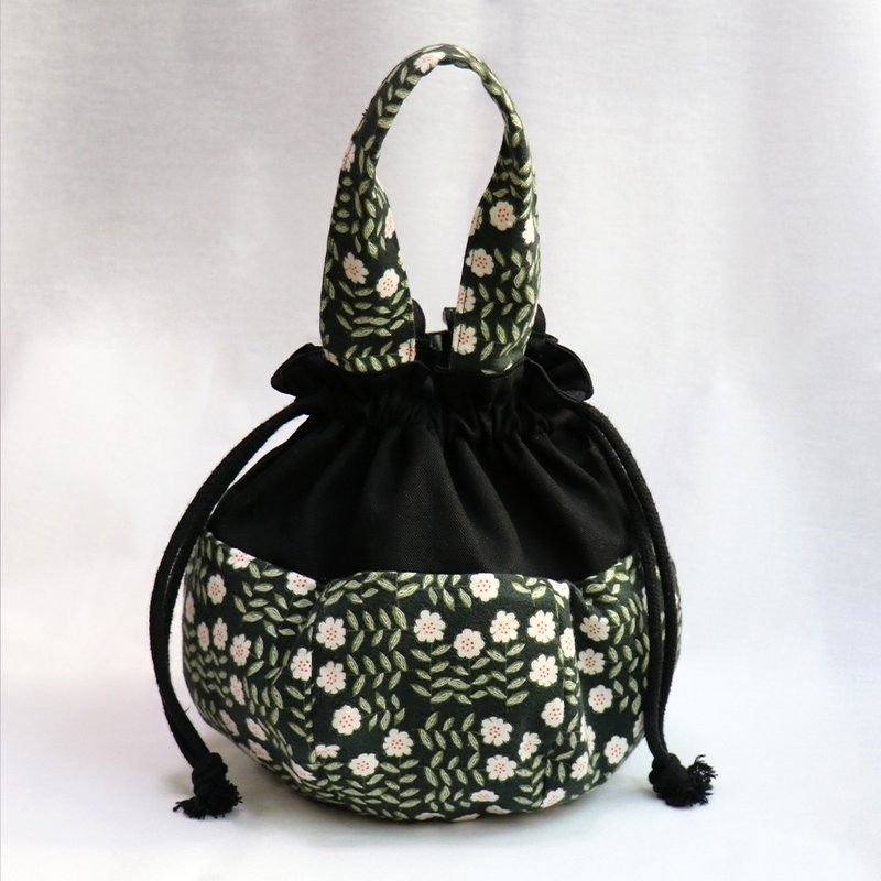 【 MY HANDMADE 】攀藤植物小白花 - 圓底抽繩袋 l 日本棉布.帆布 - 手提包/手提袋 - 棉．麻 黑色