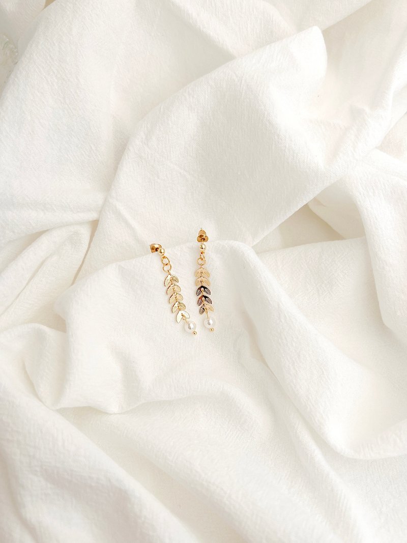 Gold Feather Leaf Pearl Drop Earrings - ต่างหู - โลหะ สีทอง