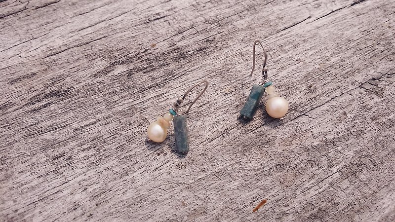 Come a little Aphrodite wants to vacation pearl earrings seaweed agate Turkish stone arc arc - Earrings & Clip-ons - Pearl White