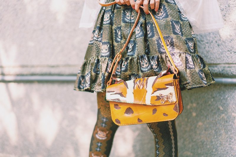 Hand-dyed hand-carved Stone tiger side backpack - กระเป๋าแมสเซนเจอร์ - หนังแท้ สีทอง