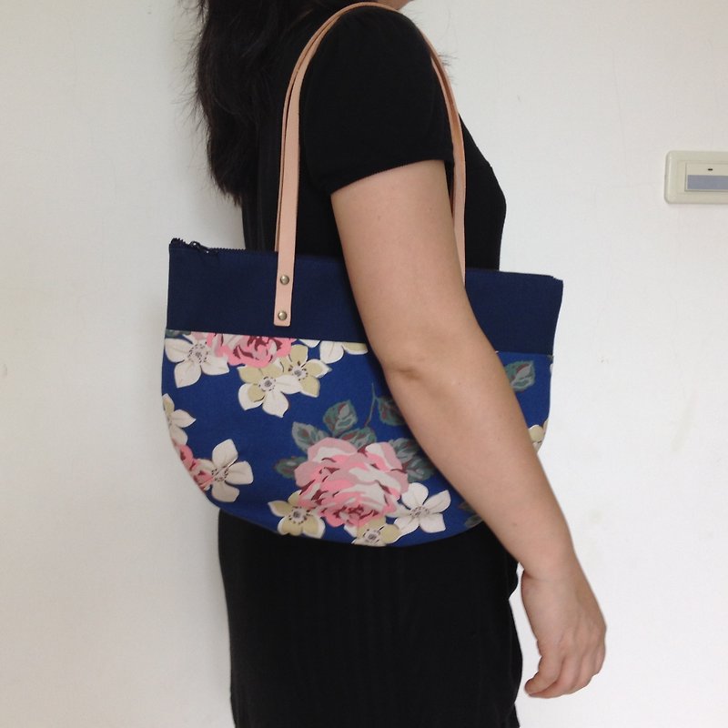 Blue roses shoulder bag, handmade, canvas - กระเป๋าคลัทช์ - ผ้าฝ้าย/ผ้าลินิน สีน้ำเงิน