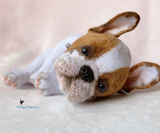 白赤のフレンチブルドッグの子犬、リアルなおもちゃ、ペットの
