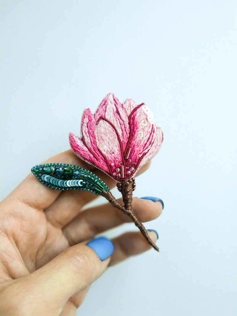 Embroidered magnolia brooch pink flower pin handmade in Ukraine - 胸針 - 其他金屬 粉紅色