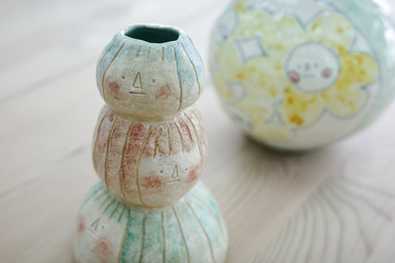 PokerFace Universe Hand-kneaded Three Sisters Ceramic Flower Vase - เซรามิก - ดินเผา หลากหลายสี