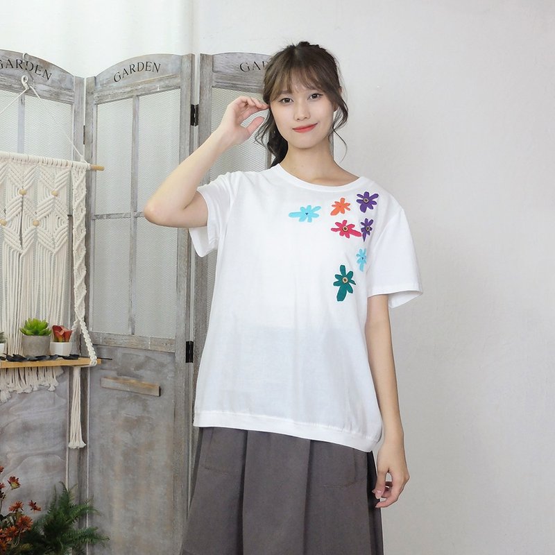 Hana Mokuba crew neck colorful floral patch casual T-shirt - เสื้อยืดผู้หญิง - ผ้าฝ้าย/ผ้าลินิน 