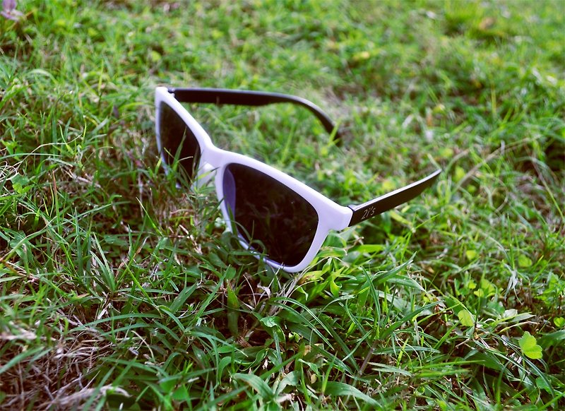 Sunglasses│White Frame│Black Lens│UV400 protection│2is Doc - กรอบแว่นตา - พลาสติก สีดำ