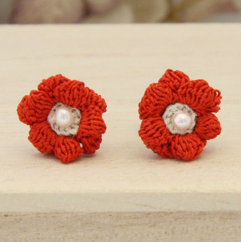 "キンポウゲ" パールと紅色の小花のピアス / pearl and red floret earrings（K14GF,gift） - 耳環/耳夾/耳骨夾 - 絲．絹 紅色