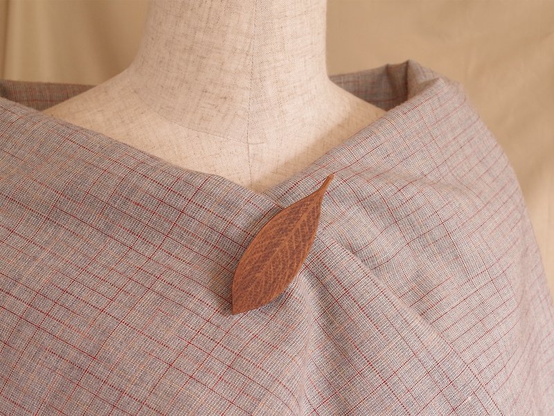 Wood Carving Leaf Brooch Walnut - เข็มกลัด - ไม้ สีนำ้ตาล