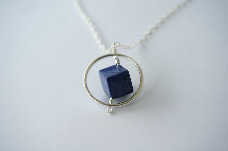 Green gold cube necklace crystal necklace personalized literary text green stone natural stone hand-made blue - สร้อยคอ - เครื่องเพชรพลอย สีน้ำเงิน