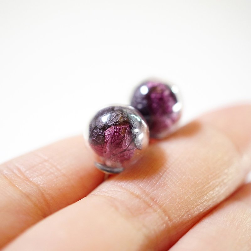 A Handmade Black and Purple Hydrangea Glass Ball Earrings - ต่างหู - พืช/ดอกไม้ 