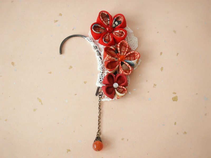 【sale30%OFF】つまみ細工　古布で作ったイヤーフック・赤 - 耳環/耳夾 - 絲．絹 紅色