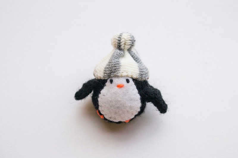 Penguin in Beanie knitted amigurumi brooch - เข็มกลัด - วัสดุอื่นๆ สีดำ