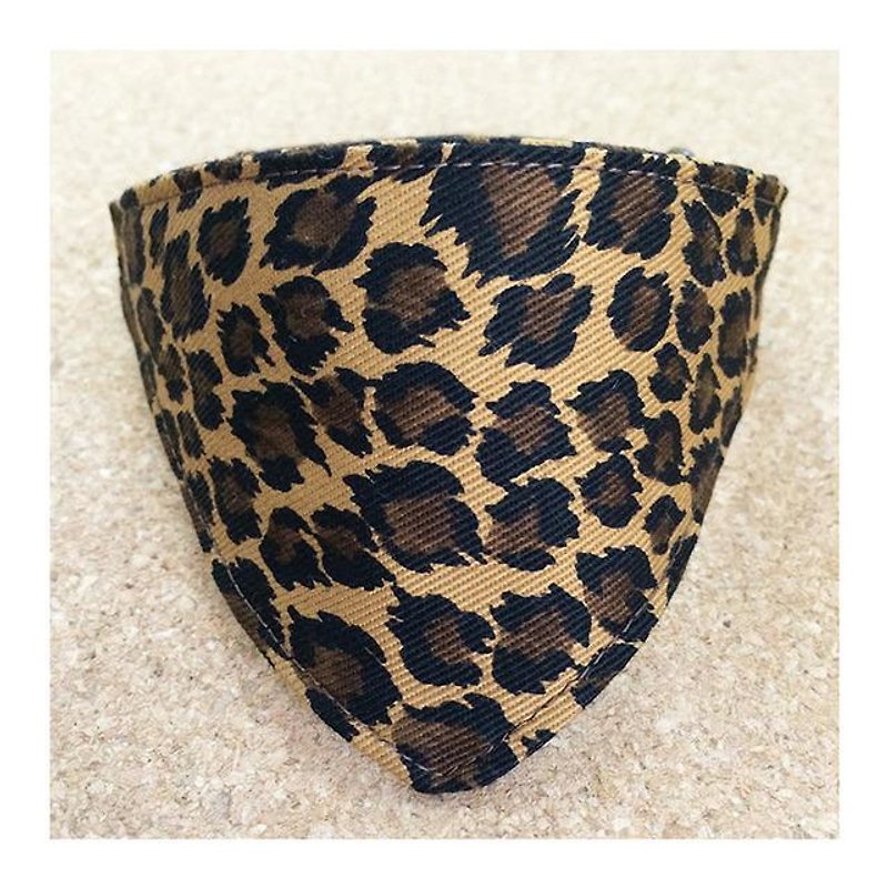 Leopard print Brown bandana-style collar for cats with square cans From kittens to adult cats - ปลอกคอ - วัสดุอื่นๆ 