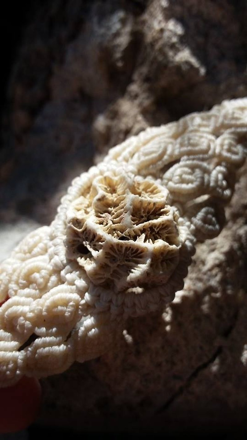 [Lost and find] hand paper gorgeous natural coral rock wax bracelet - สร้อยข้อมือ - เครื่องเพชรพลอย ขาว